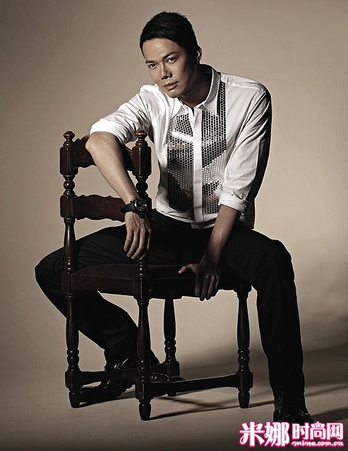 跟 LAUGHING哥 学帅男时尚 大表盘腕表倍受青